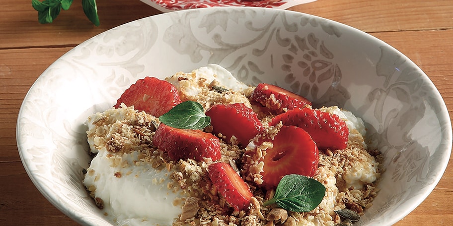 Γιαούρτι µε granola και αρωµατισµένες φράουλες