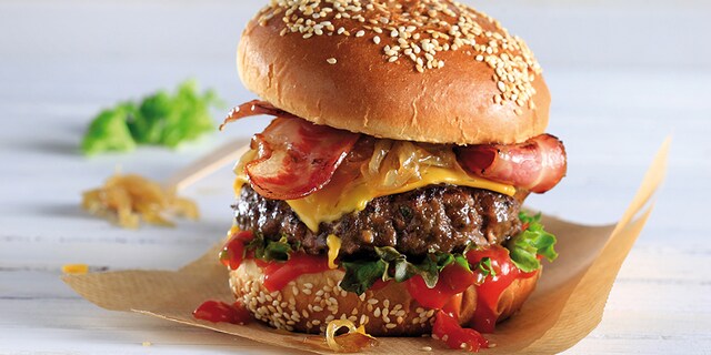 Χάμπουργκερ με μπέικον και καραμελωμένα κρεμμύδια