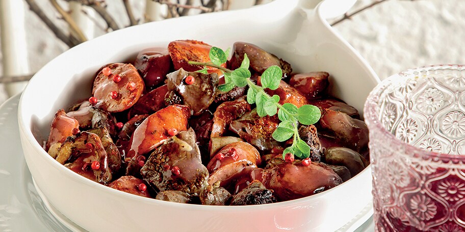 Τηγανιά κρασάτη με συκωταριά και χωριάτικο λουκάνικο