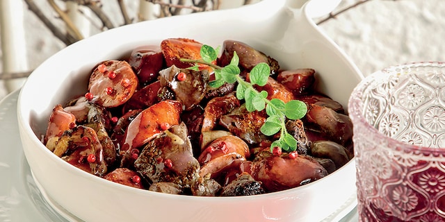 Τηγανιά κρασάτη με συκωταριά και χωριάτικο λουκάνικο