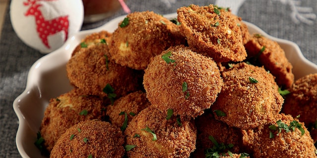 Ψητές μπουκιές φρέσκων ζυμαρικών συνοδευμένες με γλυκόξινη σάλτσα