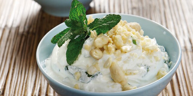 Τζατζίκι με ασπρισμένο αμύγδαλο και δυόσμο