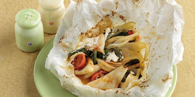 Σουπιές τυλιγμένες στη λαδόκολλα με φινόκιο και σπανάκι