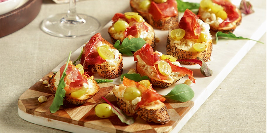 Μπρουσκέτες με κατσικίσιο τυρί, προσούτο και σταφύλια