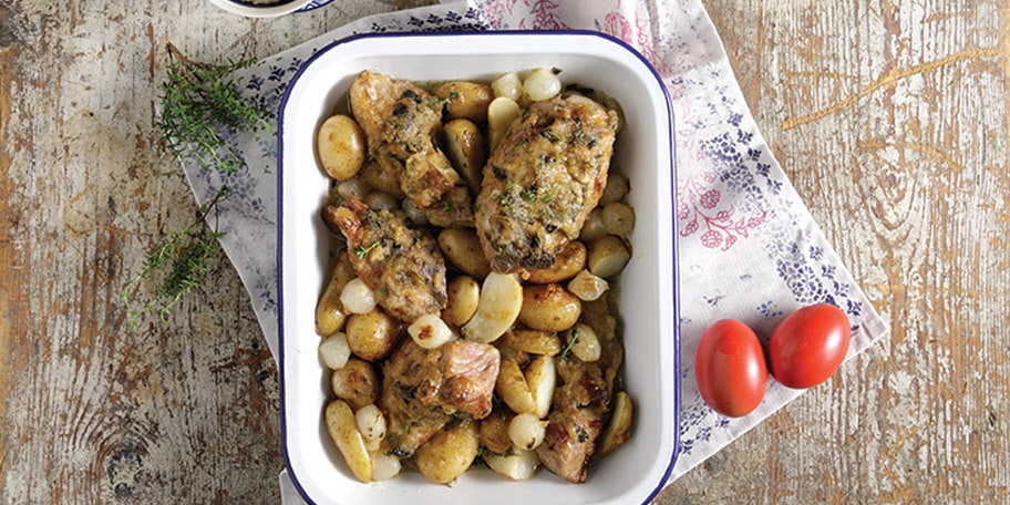 Μπουτάκι αρνίσιο με κρούστα από μυρωδικά, πουρέ ψητού μελωμένου σκόρδου και πατατούλες