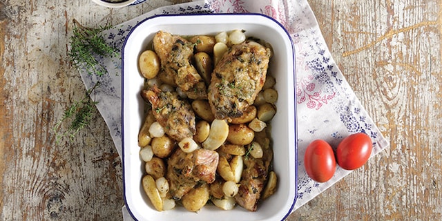 Μπουτάκι αρνίσιο με κρούστα από μυρωδικά, πουρέ ψητού μελωμένου σκόρδου και πατατούλες