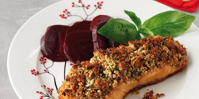 Φιλέτα σολομού με κρούστα κάσιους και μυρωδικών