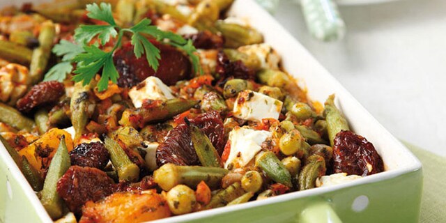 Μπάμιες φουρνιστές με λιαστές ντομάτες και φέτα