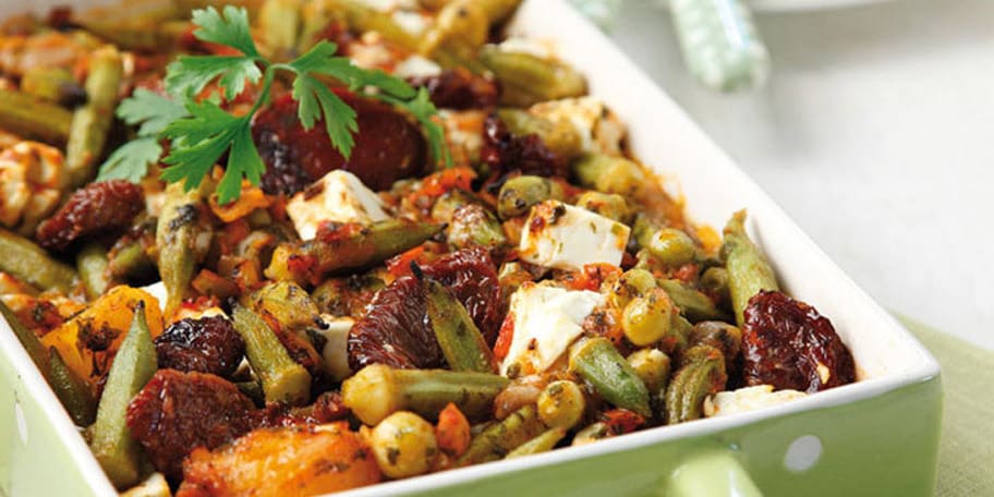 Μπάμιες φουρνιστές με λιαστές ντομάτες και φέτα