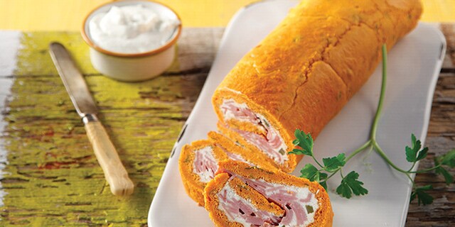 Κόκκινο ρολό, γεμιστό με κρέμα φέτας και ζαμπόν