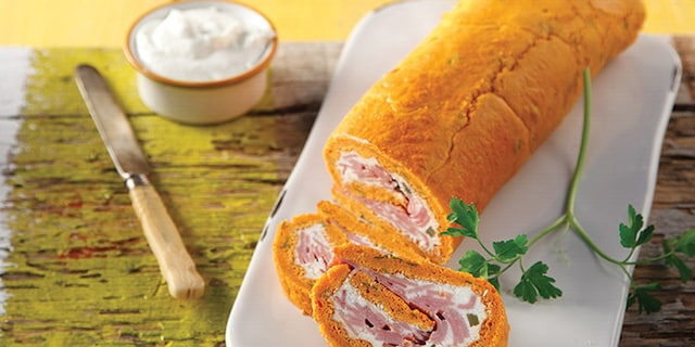 Κόκκινο ρολό, γεμιστό με κρέμα φέτας και ζαμπόν