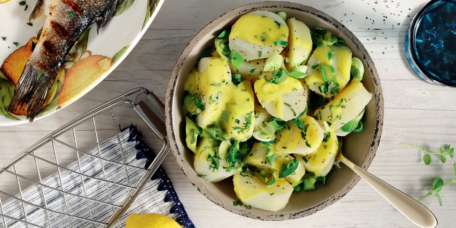 Πατατοσαλάτα με φρέσκο κρεμμυδάκι