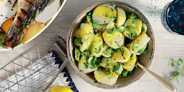 Πατατοσαλάτα με φρέσκο κρεμμυδάκι