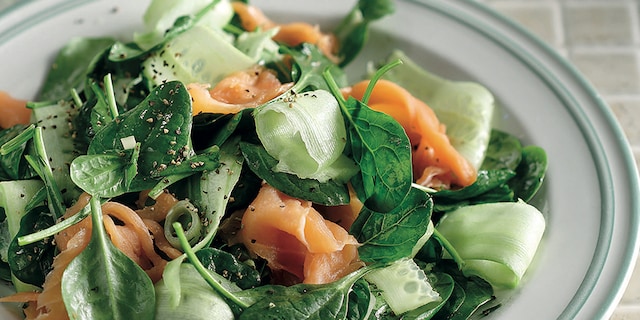 Σαλάτα µε baby σπανάκι, καπνιστό σολοµό και ντρέσινγκ λεµονιού