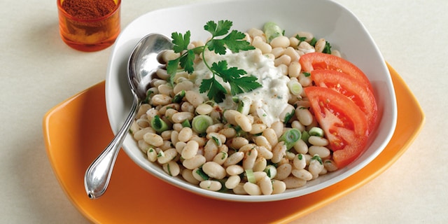 Σαλάτα με φασόλια και σάλτσα από ταχίνι