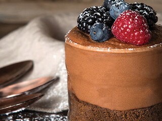 Ατομικά cheesecake πραλίνας σοκολάτας με φρούτα του δάσους