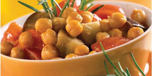 Ρεβίθια σαλάτα με μελιτζάνες, τομάτες και δενδρολίβανο