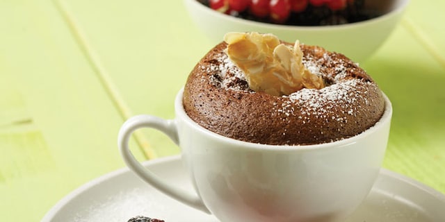 Old time classic σουφλέ σοκολάτας με πραλίνα και φρούτα του δάσους