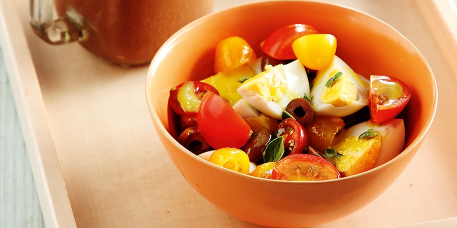 Βραστά αβγά με γρήγορη σαλάτα από ντοματίνια, ελιές και φρυγανισμένο ψωμί