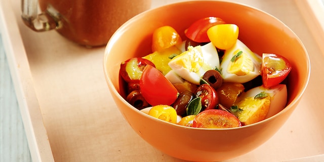 Βραστά αβγά με γρήγορη σαλάτα από ντοματίνια, ελιές και φρυγανισμένο ψωμί