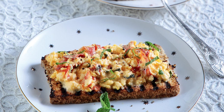 Scrambled eggs με λουκάνικο chorizo και τσένταρ