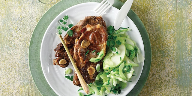 Χοιρινό με λεμονόχορτο και σαλάτα αγγούρι-μήλο