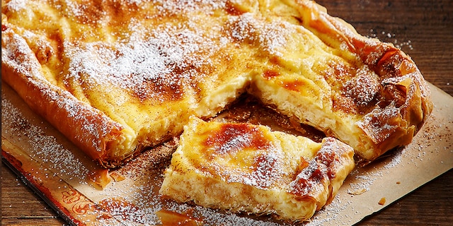 Μπουγάτσα σπιτική με κρέμα και κανέλα