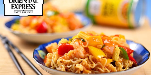 Γλυκόξινες Γαρίδες με Νουντλς και Καλαμπόκια Μωρά