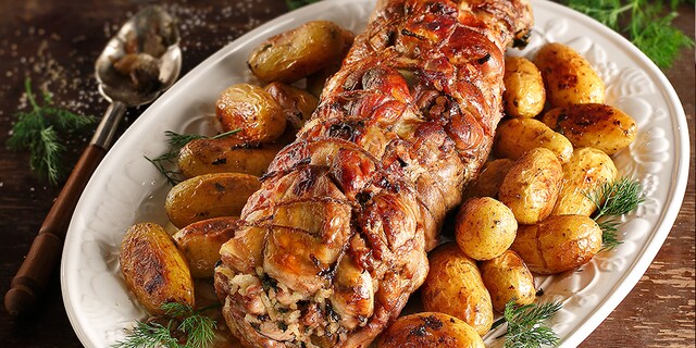 Θρακιώτικο αρνί φούρνου γεμιστό με ψωμί βουτηγμένο σε γάλα, με πατατούλες και σάλτσα μουστάρδας