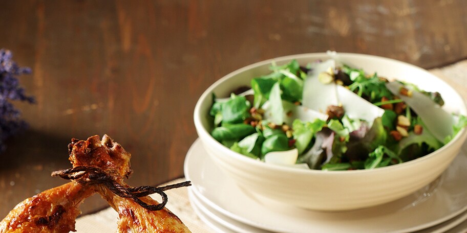 Ποικιλία από πρασινάδες με γραβιέρα και φιστίκι Αιγίνης