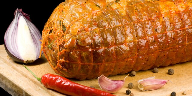 Χοιρινό ρολό με σάλτσα κόκκινου κρασιού και γκρατιναρισμένο πουρέ