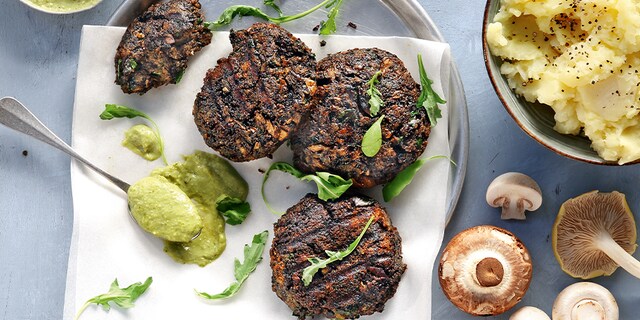 Μπιφτέκια μανιταριών με σάλτσα πέστο με κεφίρ και «χωριάτικο» πουρέ πατάτας