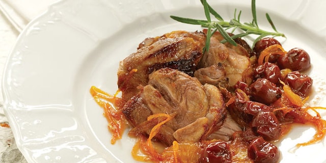 Αρνάκι στη γάστρα με σάλτσα κομπόστα βύσσινο-πορτοκάλι