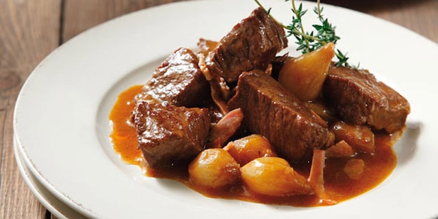 Μοσχαράκι κατσαρόλας με κόκκινο κρασί