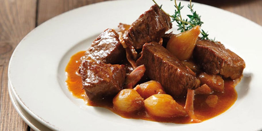 Μοσχαράκι κατσαρόλας με κόκκινο κρασί