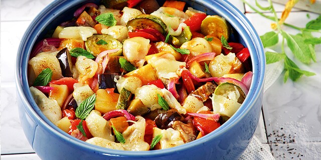 Τουρλού καλοκαιρινών λαχανικών στον φούρνο με δεντρολίβανο και γραβιέρα