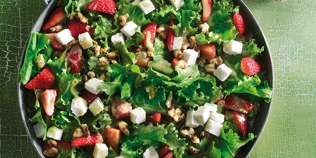 Σαλάτα με αντίδια φρέσκα, φράουλες, φέτα και ντρέσινγκ λεμονιού