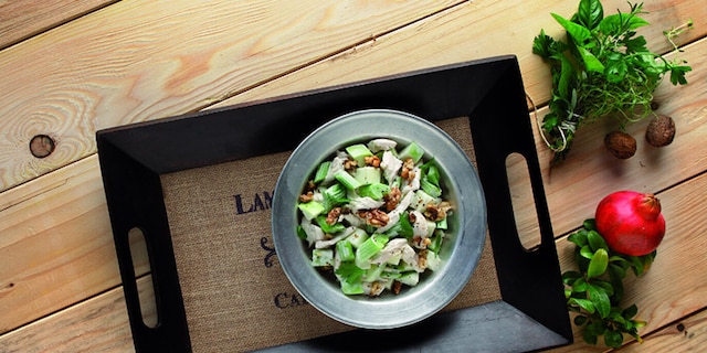 Σαλάτα με κοτόπουλο, μήλα, φινόκιο, αχλάδια, καρύδια