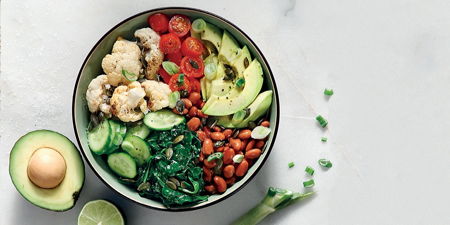 Το μπολ των λαχανικών με ντρέσινγκ ελαιόλαδου με λάιμ