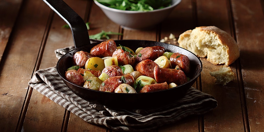 Τηγανιά με λουκάνικα Μετσόβου, πατάτες και πράσα