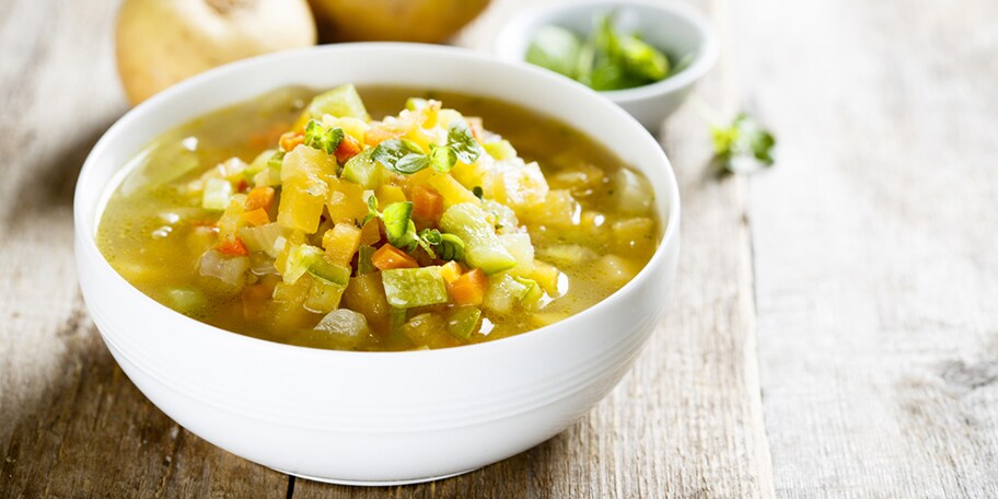 Χριστουγεννιάτικη σούπα με ρέβες και αστέρια σφολιάτας