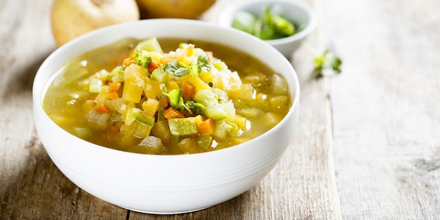 Χριστουγεννιάτικη σούπα με ρέβες και αστέρια σφολιάτας