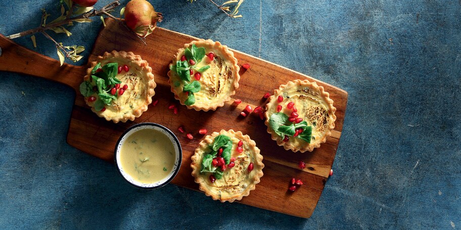 Ταρτάκια με κρέμα τυριών, γλυκόξινη βαλεριάνα και ρόδι