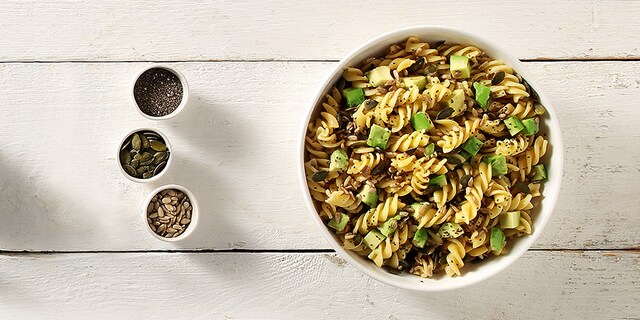 Σαλάτα με βίδες, αβοκάντο και superfoods