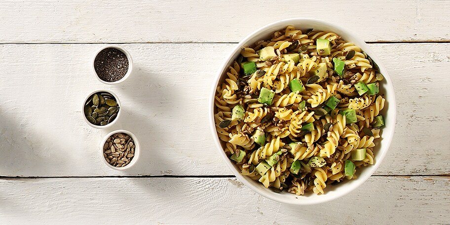 Σαλάτα με βίδες, αβοκάντο και superfoods