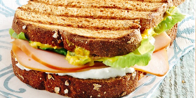 Τοστ με ψωμί ολικής άλεσης, γαλοπούλα, κατίκι και πρασινάδες