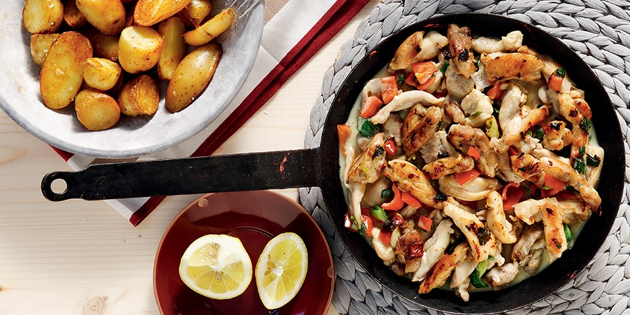 Τηγανιά με φιλέτο από μπούτι κοτόπουλου, φασκόμηλο, μέλι και μουστάρδα