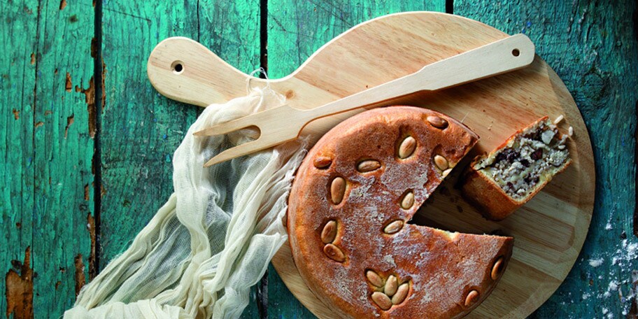 Πίτα παραδοσιακή της Κρήτης με ρύζι, συκωτάκια κοτόπουλου και αμύγδαλα