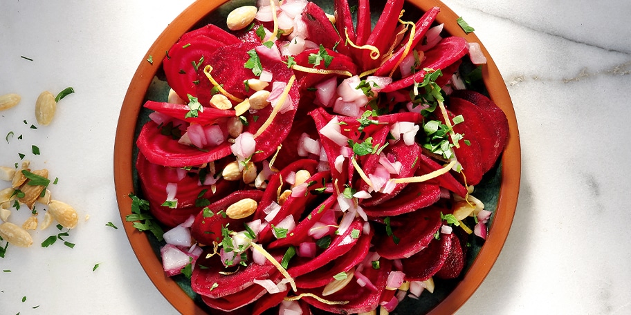 Σαλάτα με παντζάρια και κρεμμύδια μαριναρισμένα, καβουρντισμένα αμύγδαλα και μαϊντανό.