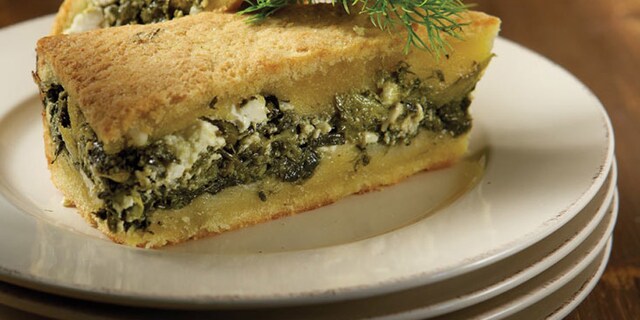 Πλαστός με καλαμποκάλευρο, χόρτα και φέτα